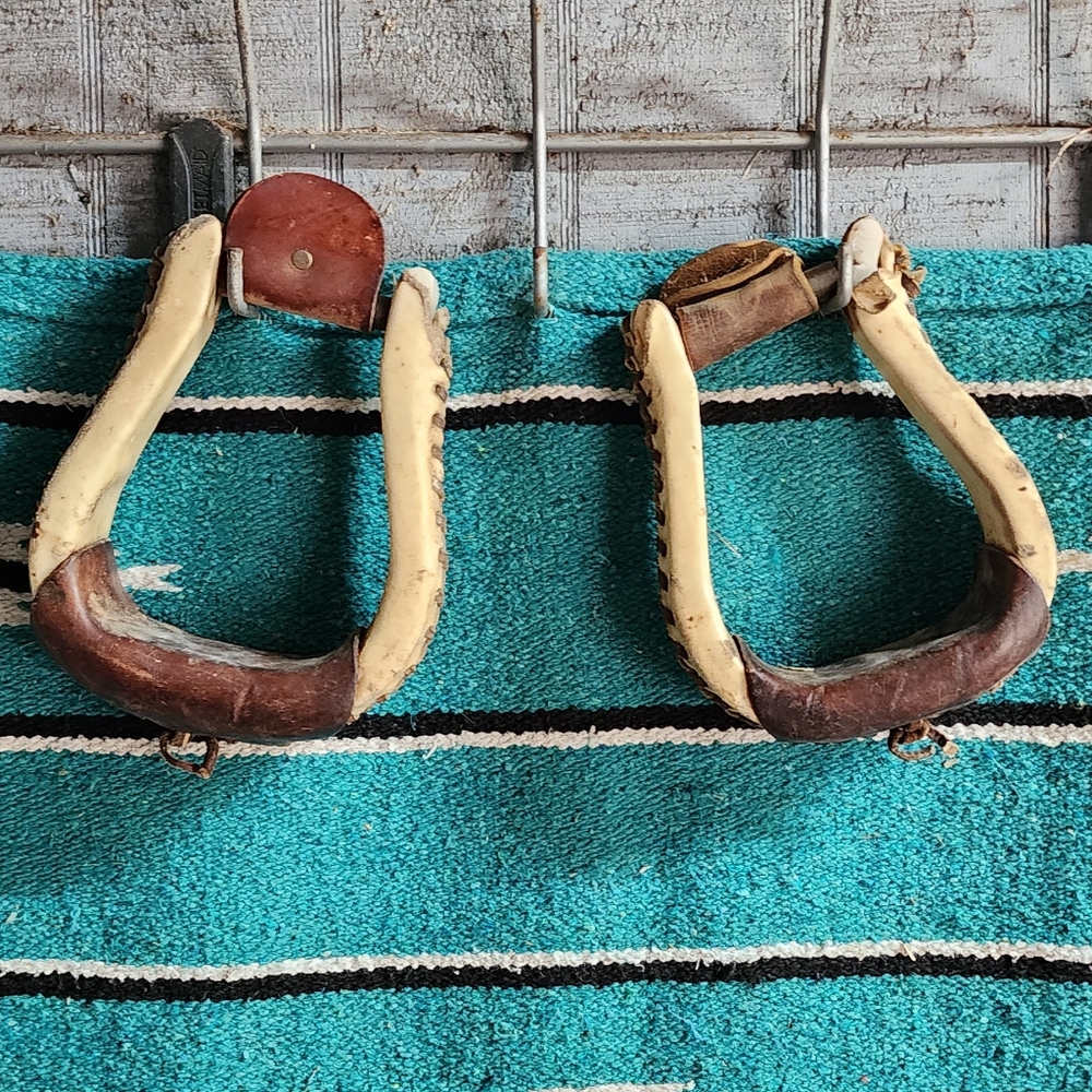 Women's western stirrups